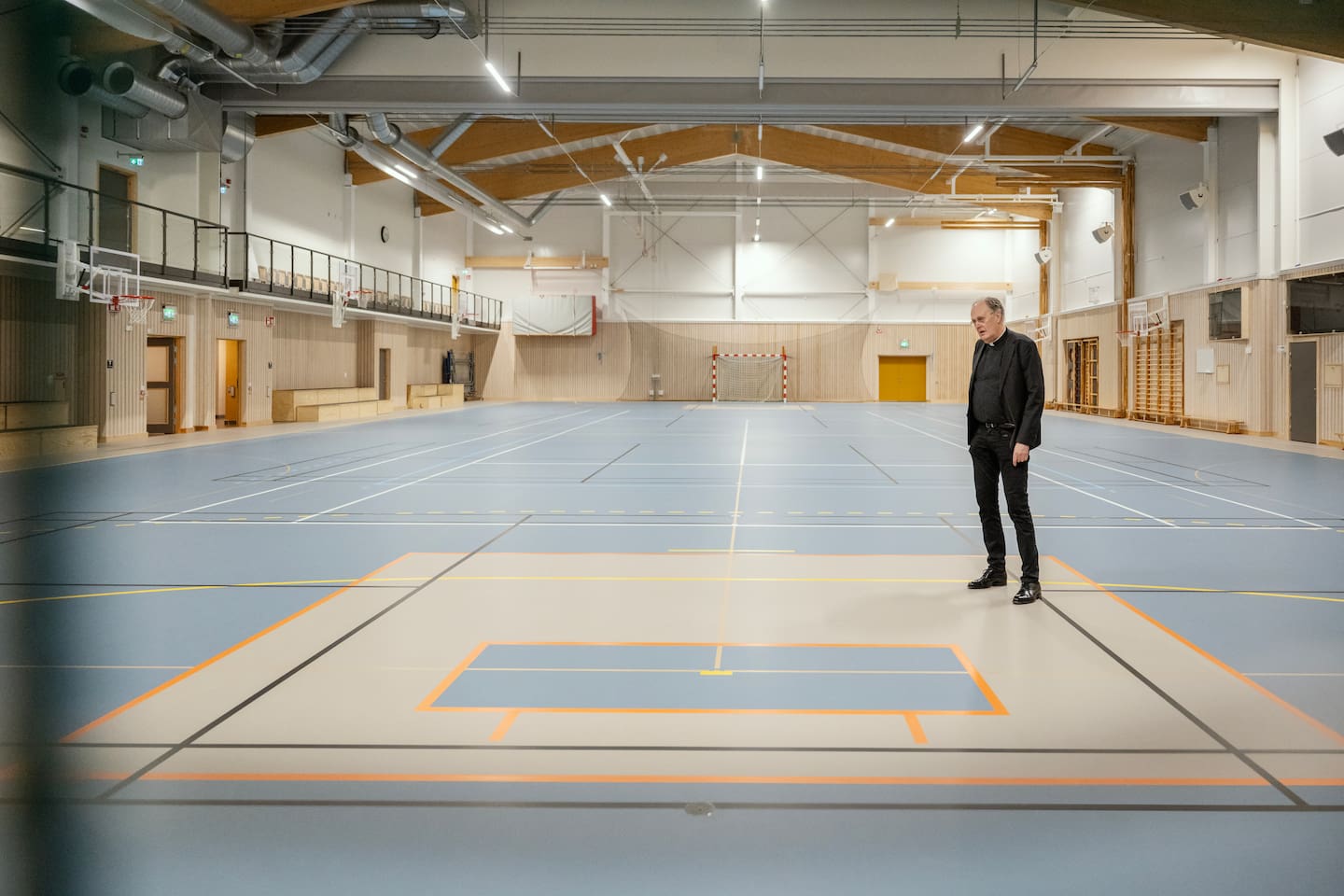 Svenska kyrkan har tagit över skola, vård och hotell i Fagersta vi träffar kyrkoherden Henrik Rydberg som är en drivande kraft.