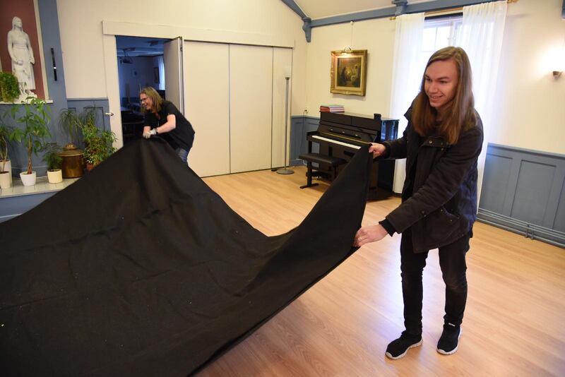 Lennart Henricsson och gitarristen Jonatan Lindeskog rullar ut scenmattan.