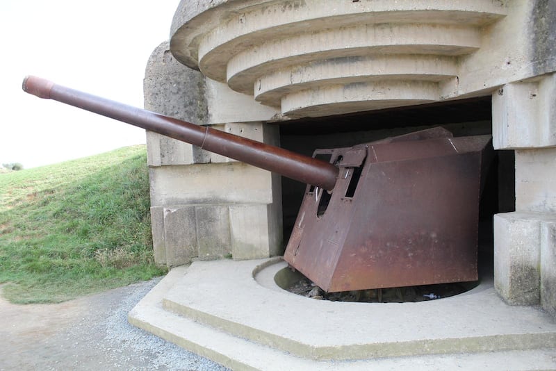Tyskt artilleri i Atlantvallen i Longues-sur-Mer.
