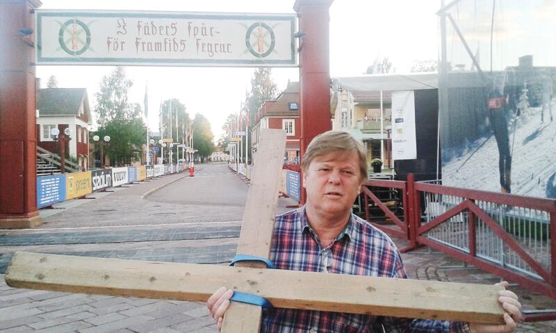 Alf Lax ut på ytterligare en vandring. Den här gången i Dalarna.
Först från Göteborg till Stockholm. Sedan från Göteborg till Smygehuk. Och nu från Mora till Avesta. 

På bilden. 
Start vid Vasaloppsmålet efter gudstjänst i Centrumkyrkan Mora 2016-08-14
