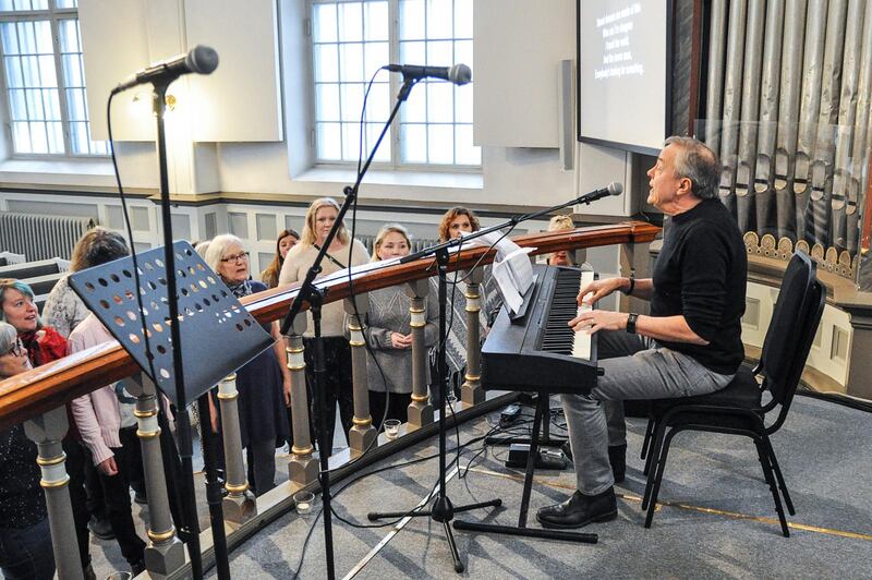 Anställd av Göteborgs kommun. Kören är ett kommunalt projekt och körledaren Dan Ådahl, som här sitter vid keyboarden, är faktiskt anställd som kapellmästare av Göteborgs kommun.