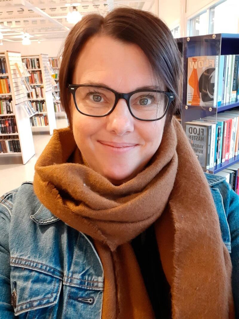 Sofia Wastesson är född och uppväxt i Kristinehamn i östra Värmland. I dag bor hon i FInspång med man och två tonårsdöttrar
