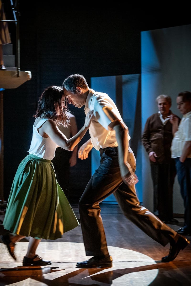 ”Min fantastiska väninna” känns som ett stort ”äntligen” i teaterutbudet. Allt klaffar – dramatiseringen, den konstnärliga visionen, regin och skådespeleriet”, skriver Dagens recensent.