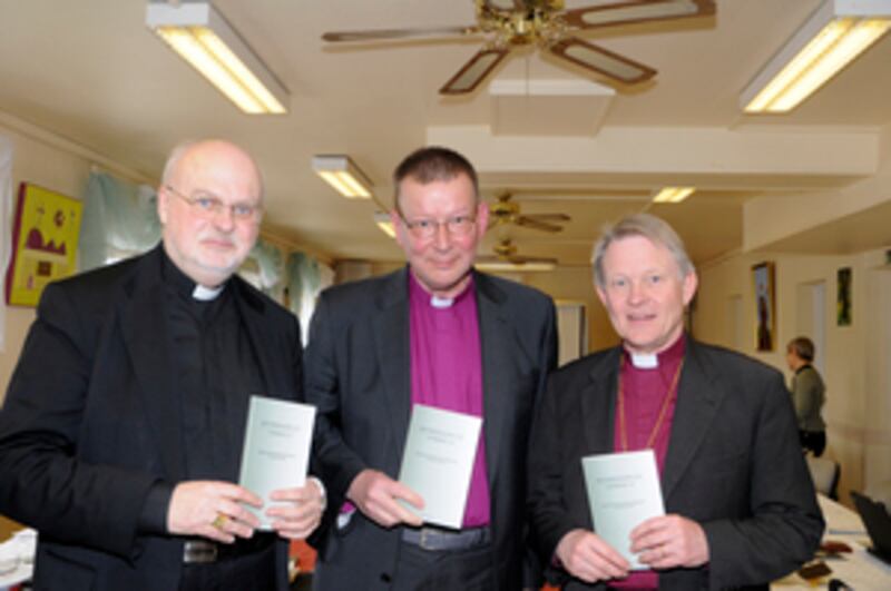 Det gemensamma dokumentet om rättfärdiggörelsen överlämnades vid SKR:s styrelsemöte i mars 2010. På bilden syns Anders Arborelius, Katolska kyrkan, Eero Huovinen, finsk-lutherska biskopen i Helsingfors och Anders Wejryd, Svenska kyrkan.
