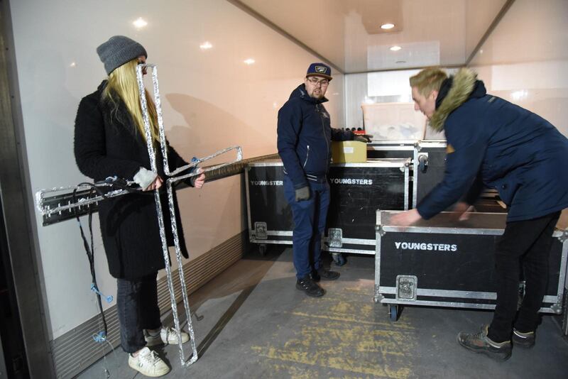 Anna Fransson, Daniel Jönsson och Jakob Eriksson packar för resan till Kyrkhult. Korset är alltid med.
