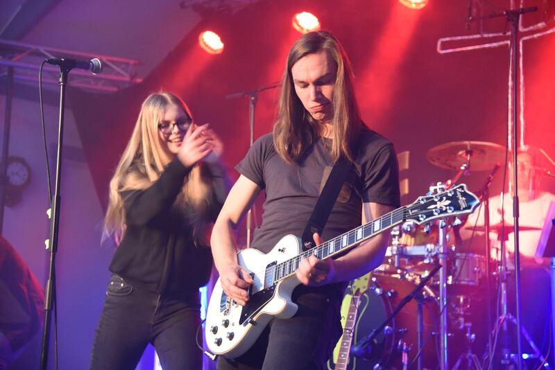 Anna Fransson och Jonatan Lindeskog rockar loss.