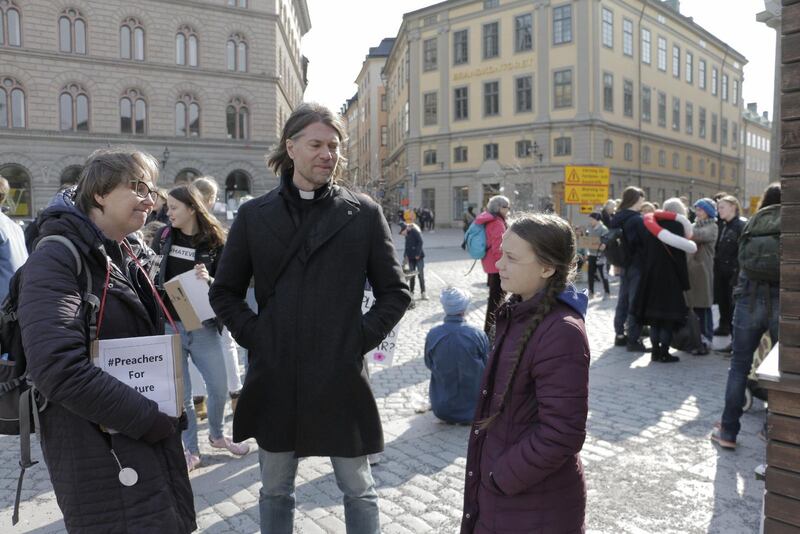 GRETA. Evangelisten Lena Bergström och prästen Joakim Kohls i samspråk med Greta Thunberg.