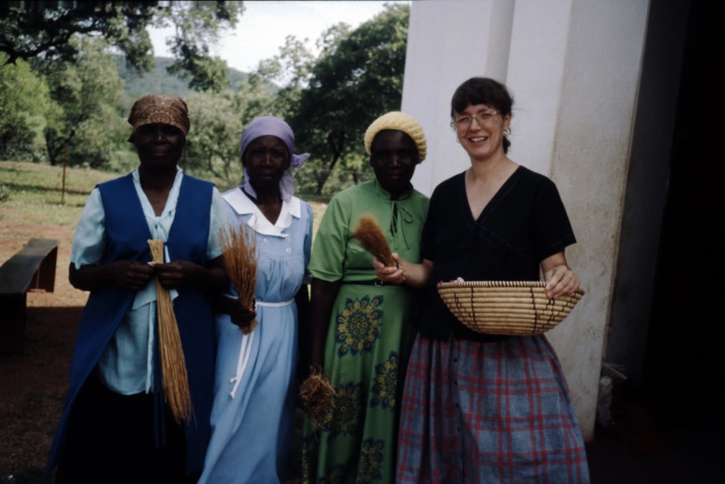 Åsa Roxberg bodde under några år på 80-talet med sin familj i Zimbabwe. Det var under tiden hennes make berättade att han hade köpt en klänning och att dragningen till att gå i kvinnokläder inte längre gick att förneka.