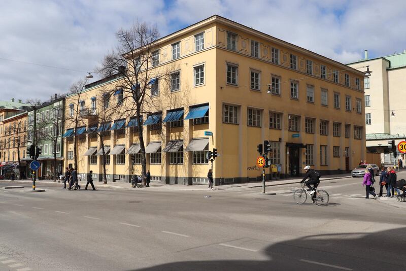 Fastigheten ligger vid Vasaparken i Stockholm och inrymmer bland annat Postnord.