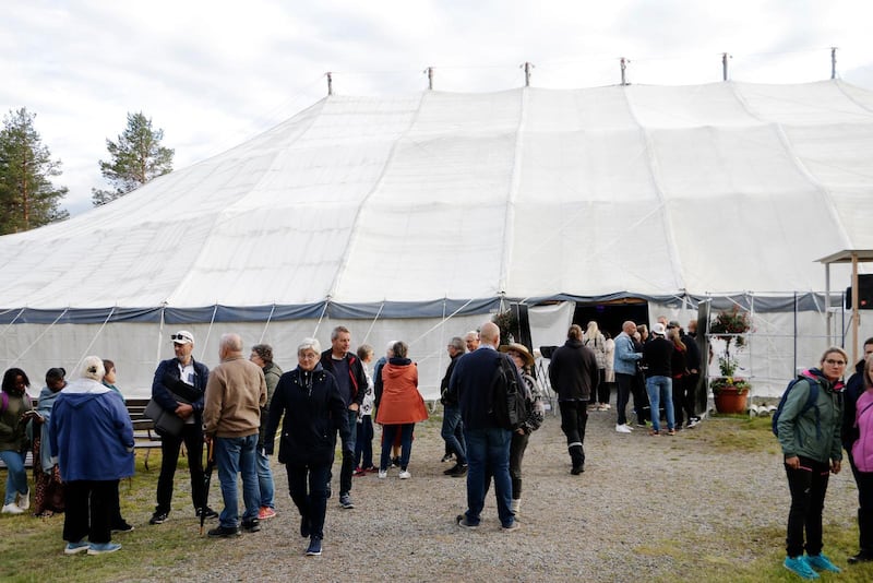 Kvällsmingel utanför det stora mötestältet.