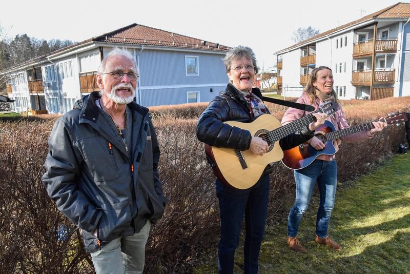 Bilder från Strömsnäsbruk till artikel om sång utanför äldreboenden.