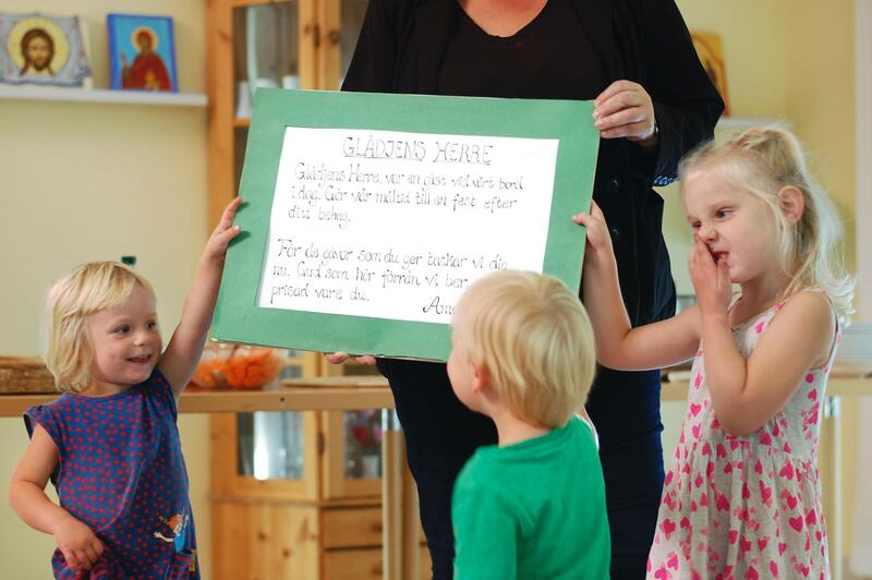 ”Glädjens Herre var en gäst” är en väl använd sång i kyrkliga sammanhang innan en gemensam måltid ska intas.
