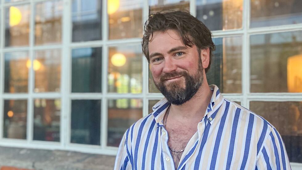 Komikern Eric Sporrong är aktuell med föreställningen ”Guds bästa barn”