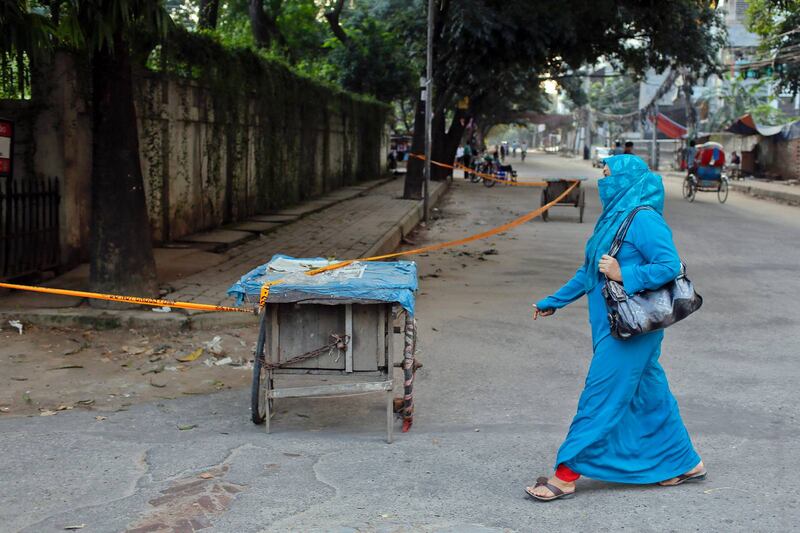 En kvinna går förbi platsen där italienaren Cesare Tavella dödades den 28 september i Bangladesh huvudstad Dhaka, en av flera attacker den senaste tiden.
