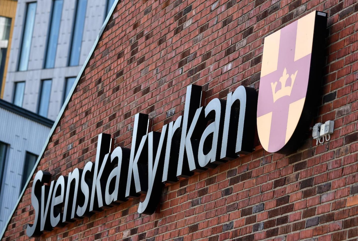 Domkapitlet i Västerås stift har beslutat att ta ifrån prästen hans titel.