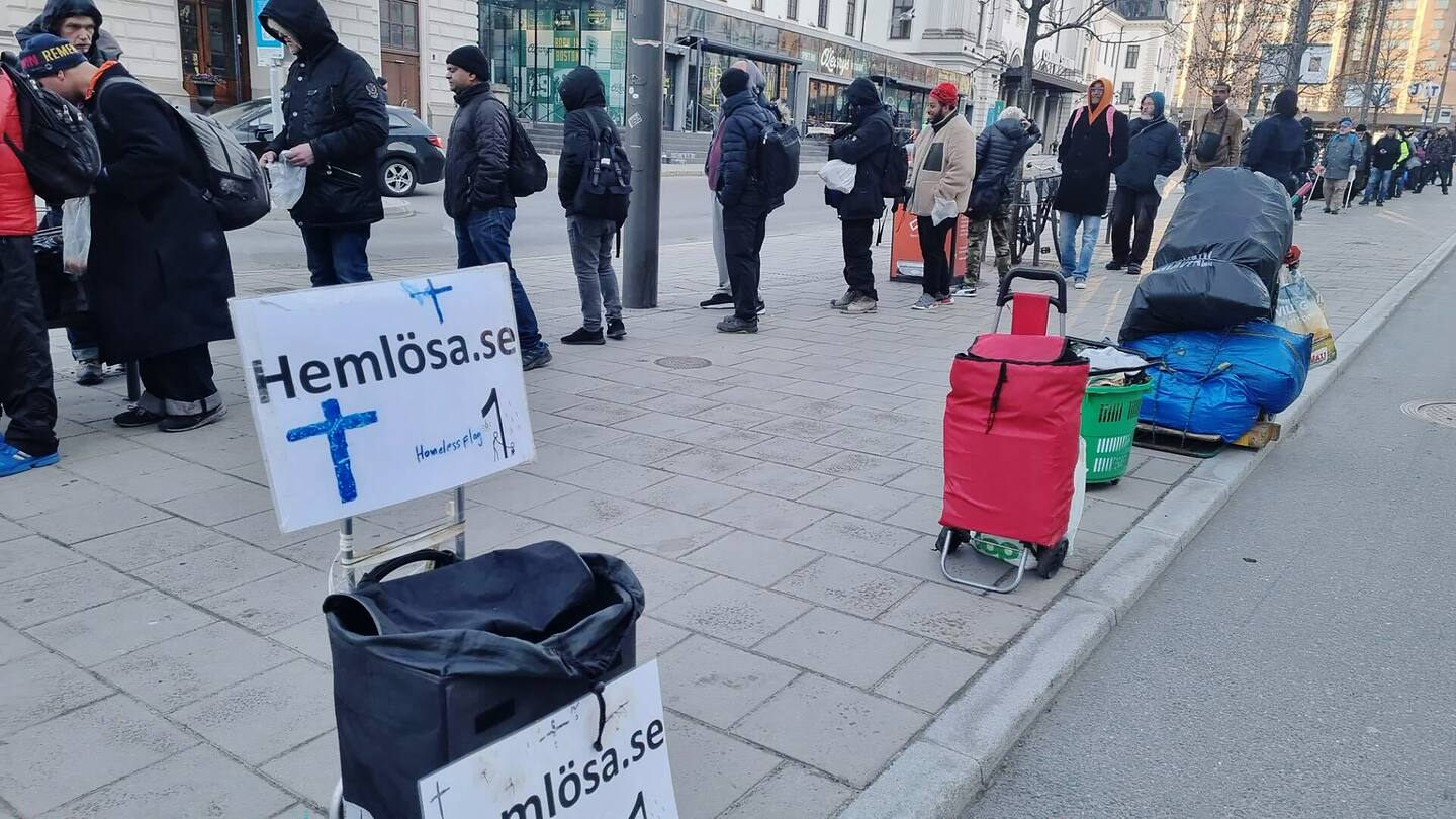 Kavian Ferdowsi, eldsjäl för hemlösa, delar ut frukost åt hemlösa utanför centralstationen.