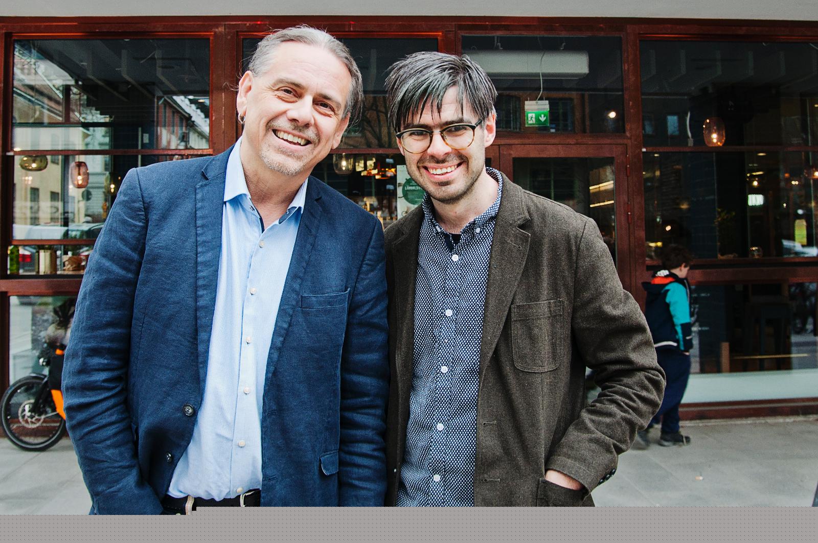 Christer Sturmark och Joel Halldorf utanför ABF-huset på Sveavägen i Stockholm.