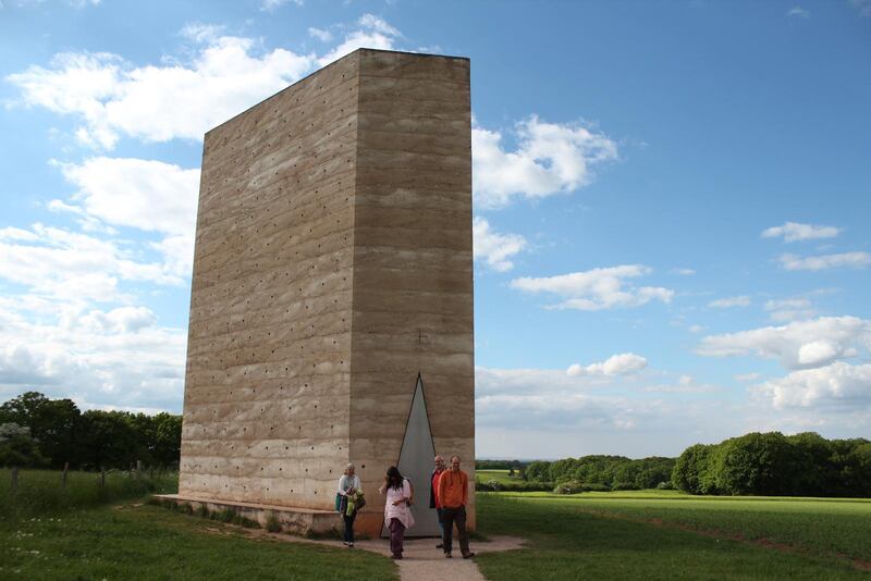 Bruder Klaus-kapellet reser sig som en utomjordisk monolit över det westfaliska landskapet. Mannen bakom verket är en tysk bonde som byggde kapellet som tack för det långa och lyckliga liv han fått leva.