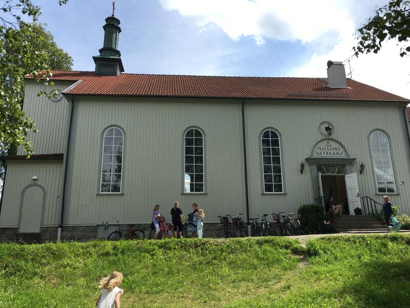 Vart fjärde år sedan början av 1990-talet tillhandahåller SVT en gudstjänst som sänds i alla nordiska public servicekanaler. Den 9 september är platsen Hässelby missionskyrka.