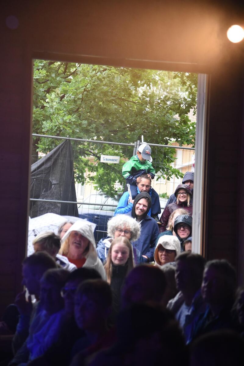 Trängsel i väntan på att få komma in i konserthallen, Gullbrannafestivalen 2019.