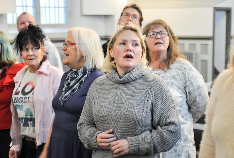 innerlig sång. Församlingen Linneakyrkan har redan 120 medlemmar, men det är fler än så under söndagsgudstjänsterna i den vackra kyrksalen. Med i kören Musikprojektet är en brokig skara människor som sjunger med stor innerlighet och känsla om förlorade drömmar.