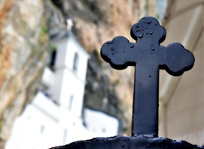 Ett kors vid ett ortodoxt kloster i Ostrog i Montenegro.