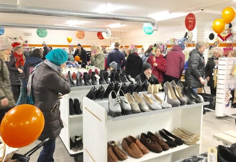 Invigning av New Lifes och EFK:s second hand-butik i Alvik utanför Stockholm.