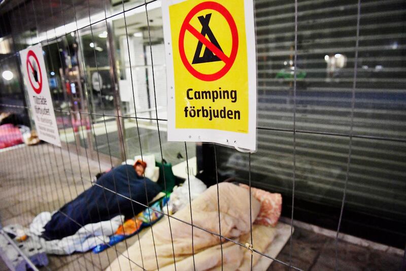 Modell för hemlösa att få bostad. Enligt socialstyrelsen befinner sig 6 000 personer i akut hemlöshet. För att om möjligt få ner den siffran anslår Kristdemokraterna 250 miljoner kronor till projektet ”Bostad först”.
