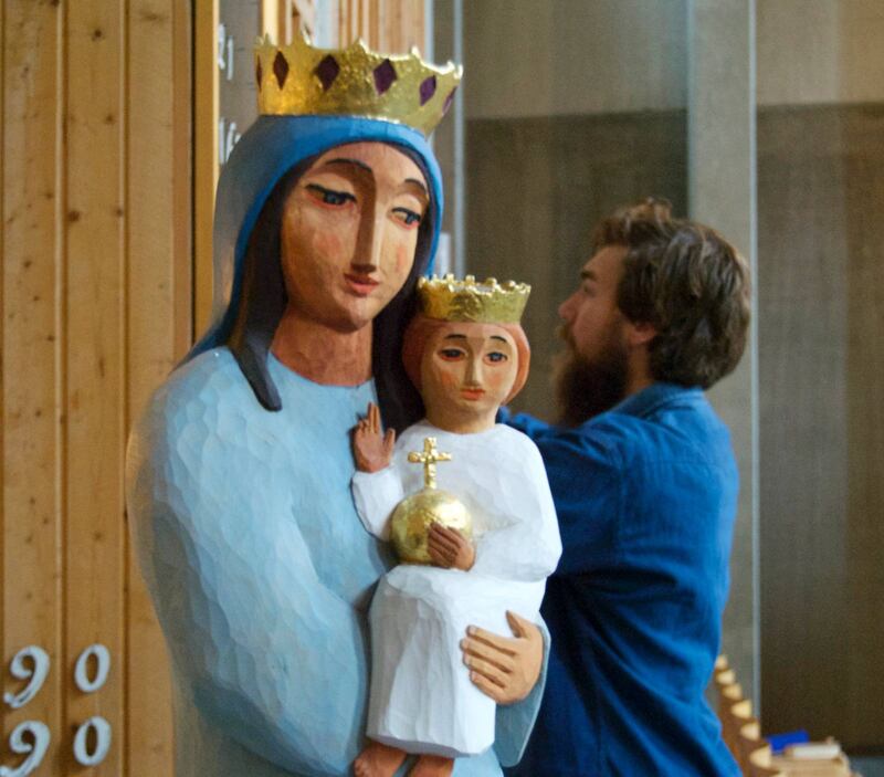 Eva Spångbergs träskulptur ”Madonna” i S:t Laurentii kyrka.