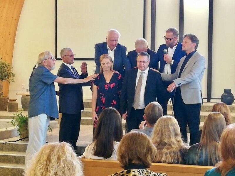 Elim i Trelleborg fyllde 100 år. De föregående pastorerna som var närvarande la händerna på och bad för det nuvarande pastorsparet Ingmar och Tina Aronson.