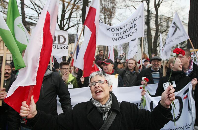 Proteströrelsen KOD demonstrerar mot ”regeringens nedmontering av demokratin”.