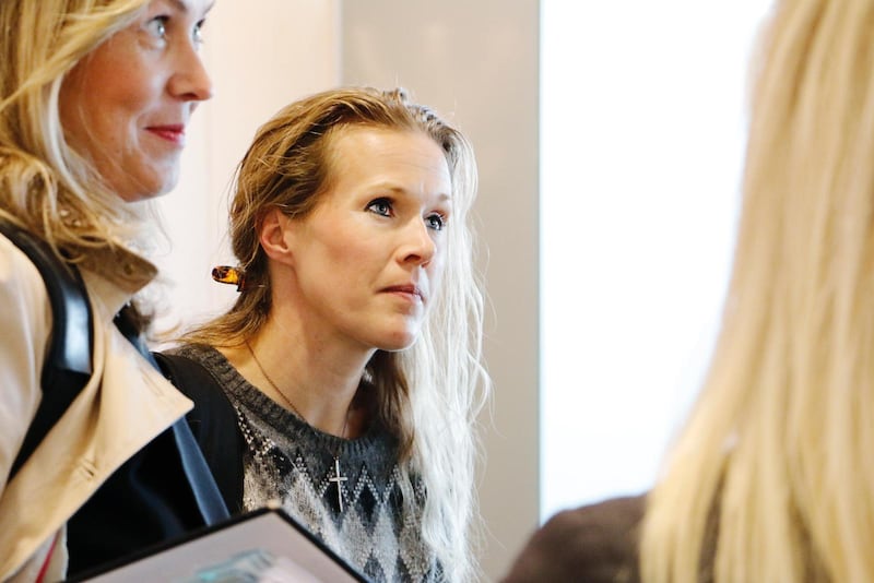 Barnmorskan Ellinor Grimmark är en av de som rättsligt drivit frågan om samvetsfrihet. Här med sin advokat Ruth Nordström.