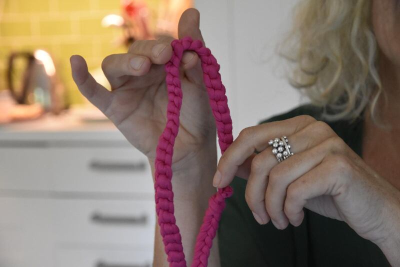 Inför en konsert virkade kvinnorna i kören likadana rosa hårband som de bar när de framförde sångerna.