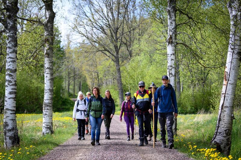 Miriam Arrebäck (längst fram t v) med flera under en pilgrimsvandring mellan Riseberga och Vadstena i maj 2020.