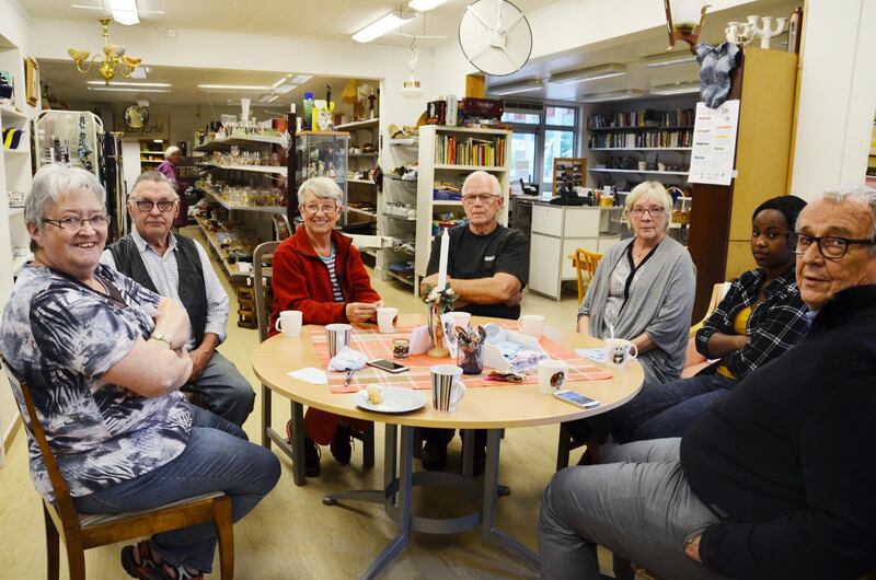 Järngänget. Återbruket Gropen i Fjugesta utanför Örebro är en Second handbutik som drivs av Västafrikahjälpen. Här är det kafferast med volontärerna en vanlig torsdag. Från vänster Anne-Marie Nilsson, Arne Olsson, Gun-Britt Grimsell, Ivan Hansen, Elisabeth Malmström, Anita Mbabazi och Bertil Johansson (grundare).