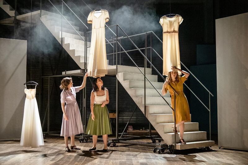 ”Min fantastiska väninna” känns som ett stort ”äntligen” i teaterutbudet. Allt klaffar – dramatiseringen, den konstnärliga visionen, regin och skådespeleriet”, skriver Dagens recensent.