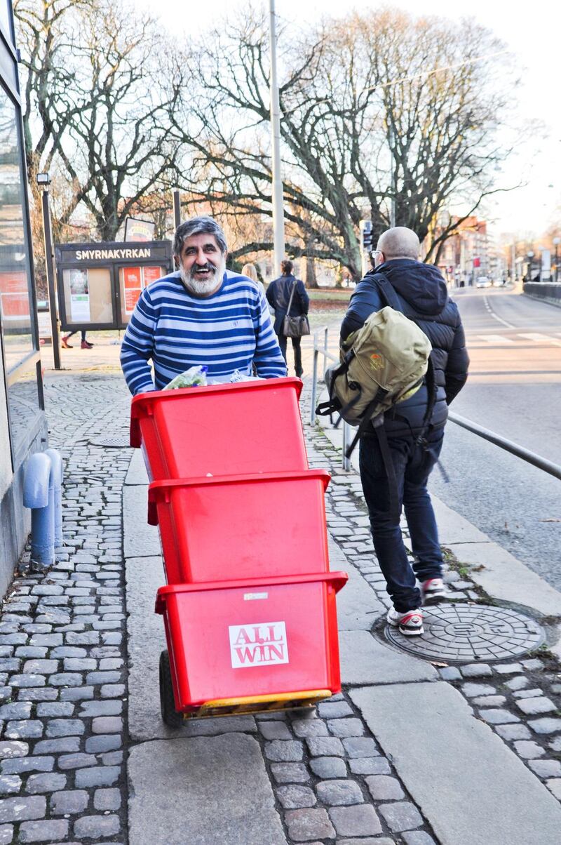 Farsigruppen i Smyrnakyrkan är djupt involverade i matutdelningen. Ali Reza är en av eldsjälarna. 