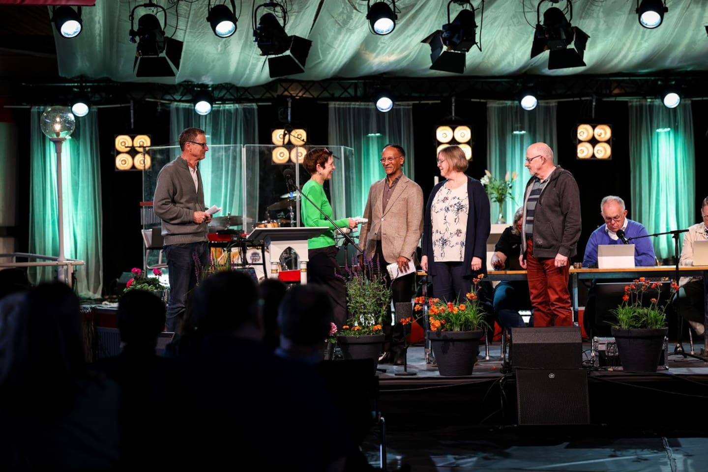 EFS och Salts årsmöteskonferens 10–12 maj i Örebro. Missionsföreståndare Kerstin Oderhem tackar av avgående styrelseledamöter Eyassu Tesfay, Maria Andersson och LarsOlov Eriksson. Vid sin vänstra sida har Kerstin Jan Hallquist, som nu tar över som ordförande efter LarsOlov Eriksson.