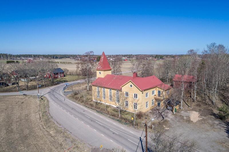 I Sandby utanför Karlholmsbruk i Norduppland är det pittoreska missionshuset till salu. Kyrksalen är bevarad med läktare runt om och stor talarstol med körtrappa.