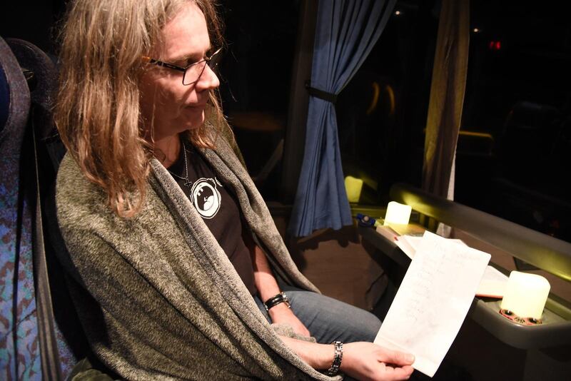 Lennart Henricsson på böneplatsen uppe i bussen. Han har skrivit bönelistan på en spypåse. Youngsters-gänget ber en halvtimme i var.