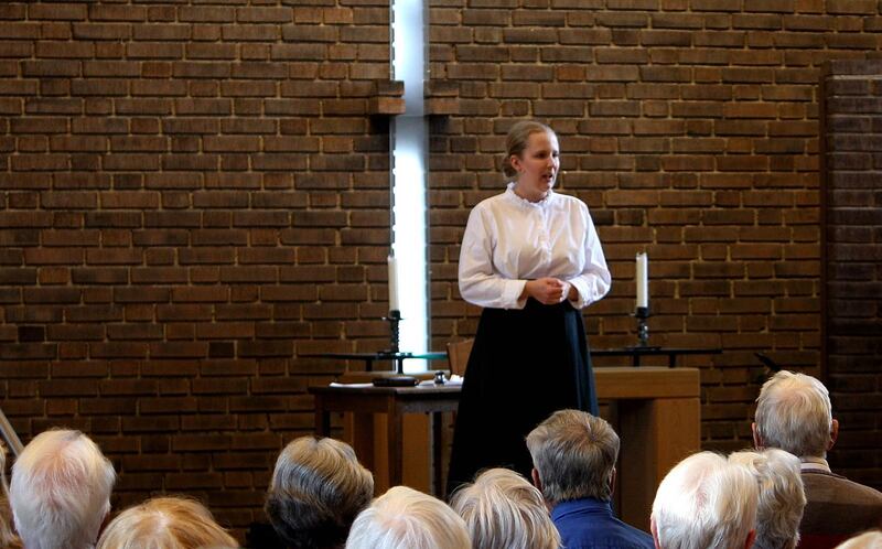 Emy Stahl uppdaterade sin scenklädsel under föreställningen för att gestalta olika stadier i Lina Sandells liv.