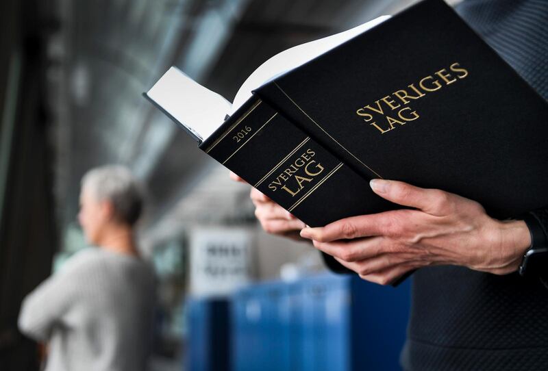 Förändra. ”I enlighet med ’Lagen om vissa internationella rättsförhållanden rörande äktenskap och förmyndarskap’ kan äktenskap med barn mellan 15 och 18 år erkännas i Sverige. KDU kräver en ändring av lagen så att inga barnäktenskap erkänns.” Det skriver Eric Dicksson.