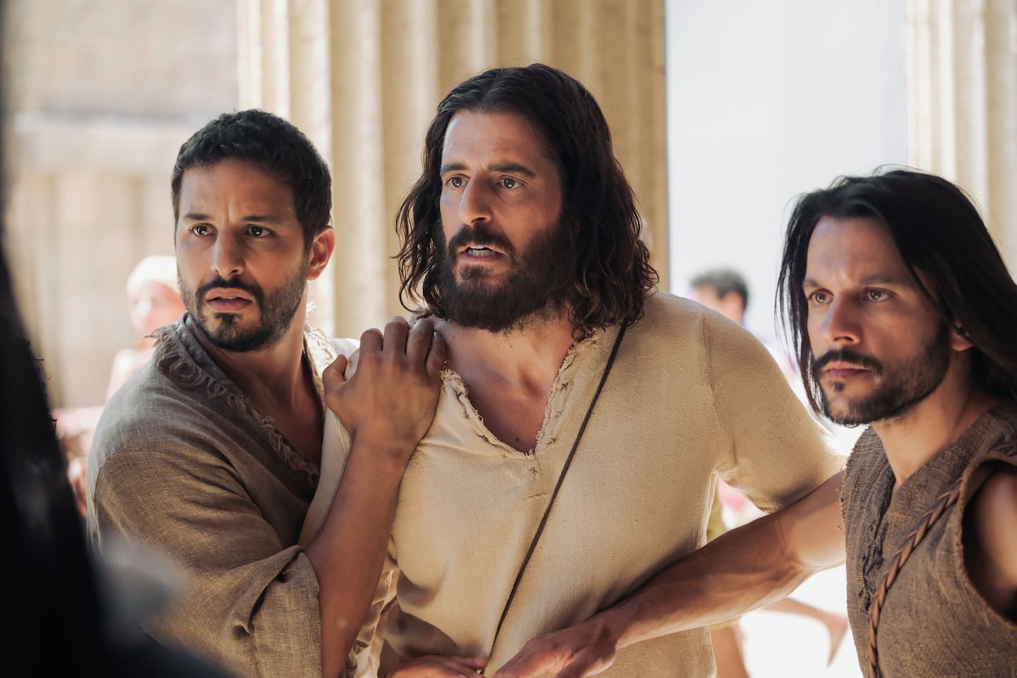 Från The Chosen, säsong fyra. Två av lärjungarna tillsammans med Jesus.