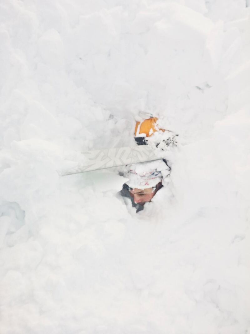 Begravd i snön. Bilden är tagen när vännen Philip Sundbom grävt fram Jesper Totties ansikte­.