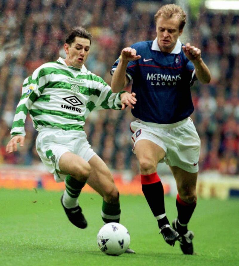 Jackie McNamara i Celtics klassiska grönvita tröja i ett Old Firm-derby 1997 mot rivalen Glasgow Rangers. På bilden i kamp om bollen med Rangers svenske mittfältare Jonas Thern.