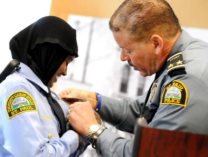 Ingen hijab. Kadra Mohamed var den första kvinnliga polis som 2014 fick rätt att bära hijab i tjänsten i Minnesota. Den rätten får inte kvinnor inom NYPD.