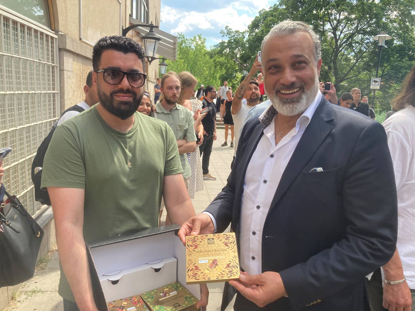 Husan al-Gamti (t v) och Victor Samaina bjöd på choklad i ett försök att lugna stämningen.