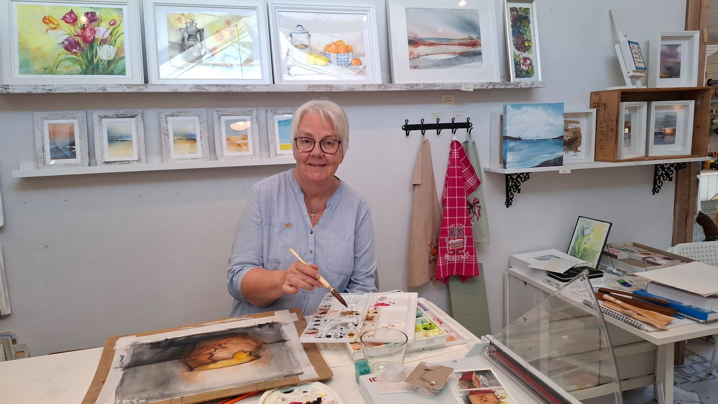 Helena Boberg Oscarsson på plats i sin ateljé