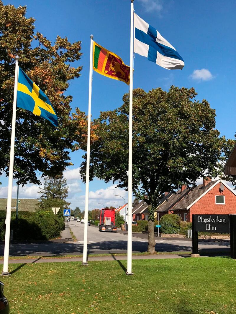 Tre flaggor vajade utanför Elim i Trelleborg under församlingens 100-årsjubileum. Sveriges, Sri Lankas och Finlands – tre nationer som haft betydelse i Elim Trelleborgs historia