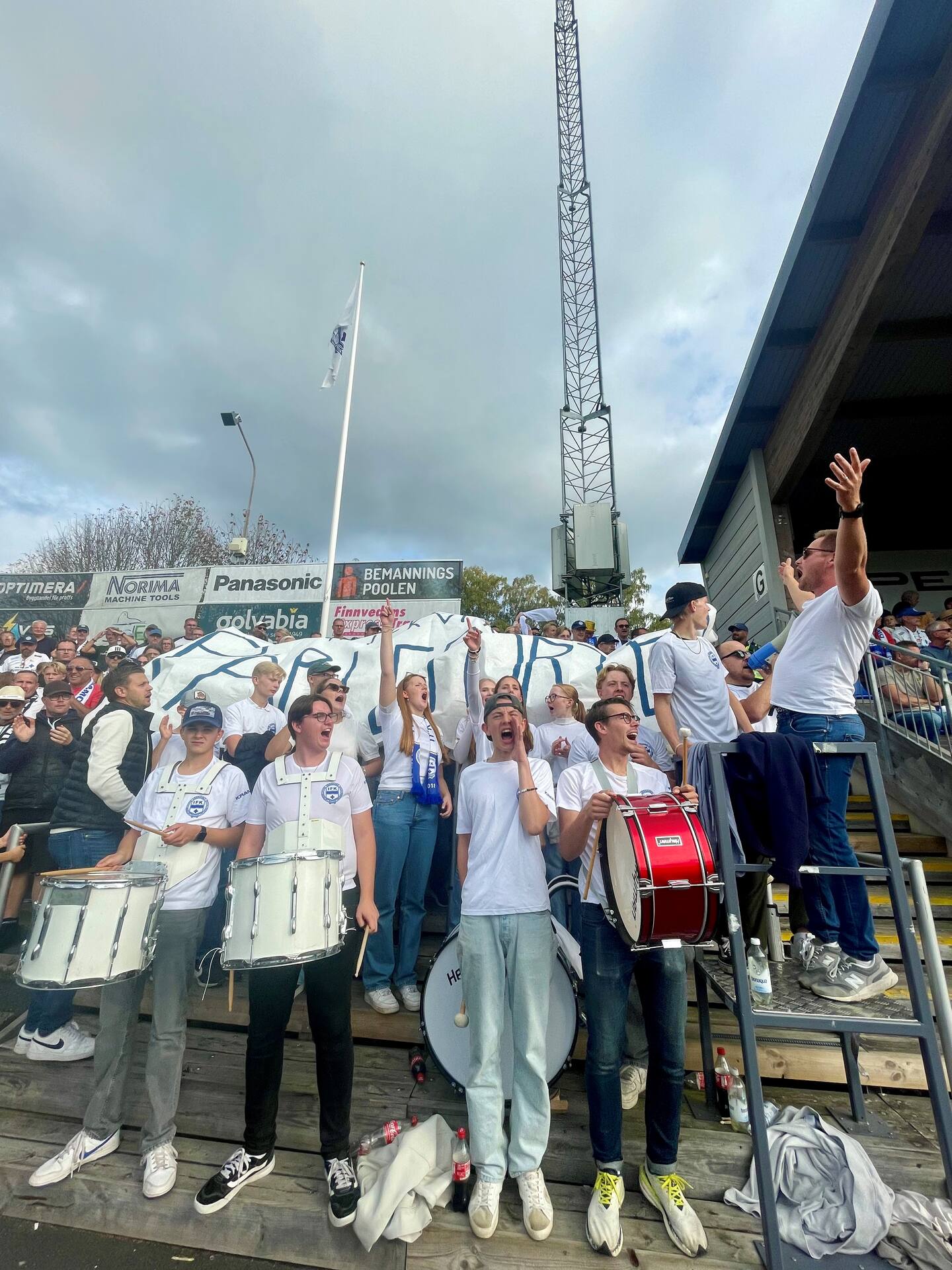 Pingstkyrkan i Värnamo ställde upp med en hejarklack då det lokala fotbollslaget kämpar för att vara kvar i Allsvenskan. Pastor Albin Karlsson var med som hejarklacksledare till den välkända sången Pärleporten.